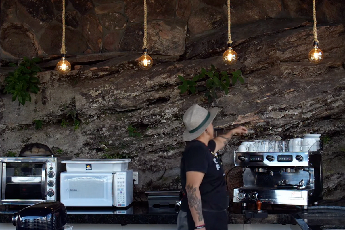O Café da Reserva Andorinhas oferece uma experiência dedicada aos cafés especiais, unindo conhecimento, qualidade e cuidado em cada etapa do preparo. Em meio à natureza da Reserva Andorinhas, o espaço convida os visitantes a apreciar sabores autênticos em um ambiente acolhedor.