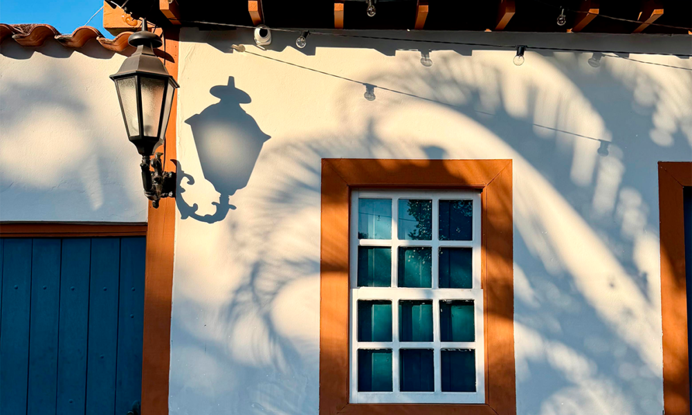 Centro Histórico de Pirenópolis destaca a luz solar na fachada.