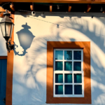 Centro Histórico de Pirenópolis destaca a luz solar na fachada.