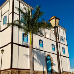 Igreja Matriz se destaca sob o céu azul de Pirenópolis