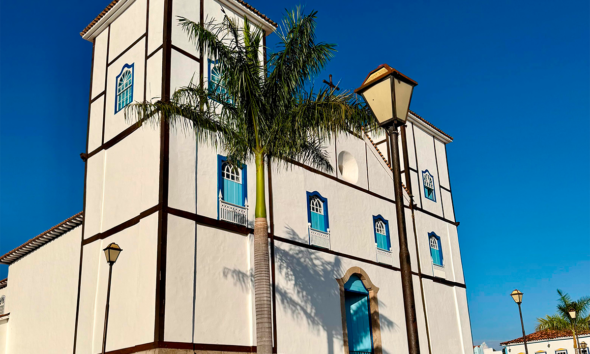 Igreja Matriz se destaca sob o céu azul de Pirenópolis Igreja Matriz se destaca sob o céu azul de Pirenópolis