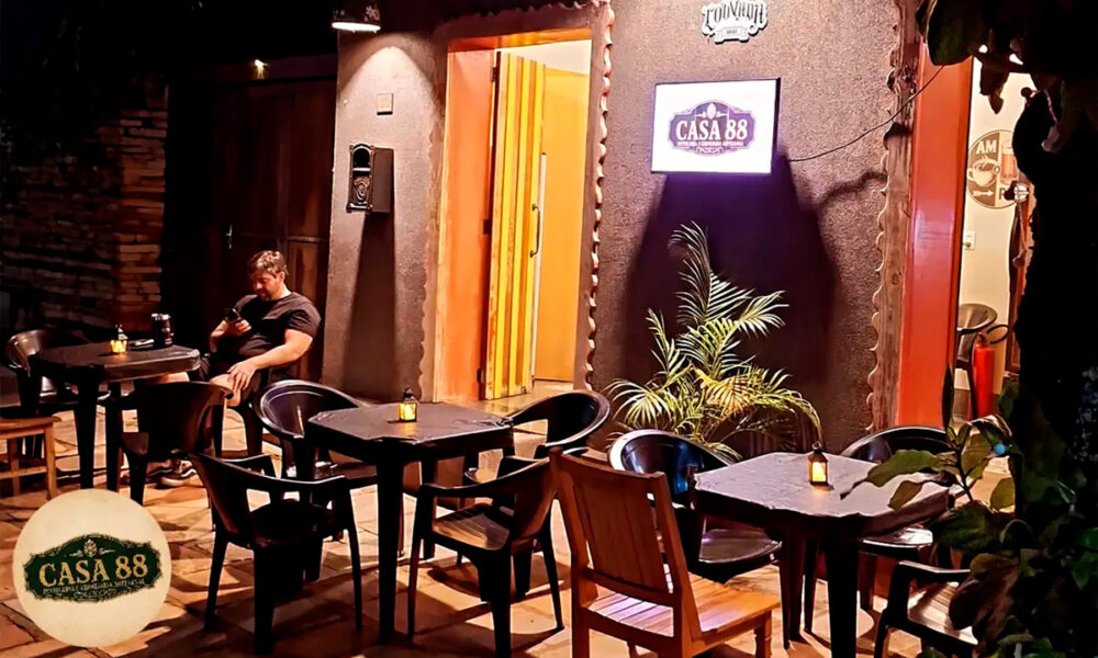 Casa 88 em Pirenópolis: cerveja artesanal, café e snacks
