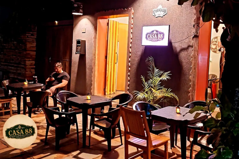 Casa 88 em Pirenópolis: cerveja artesanal, café e snacks