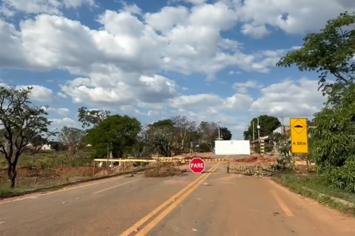 Corumbá de Goiás altera trânsito no trevo para obras do portal Corumbá de Goiás altera trânsito no trevo para obras do portal
