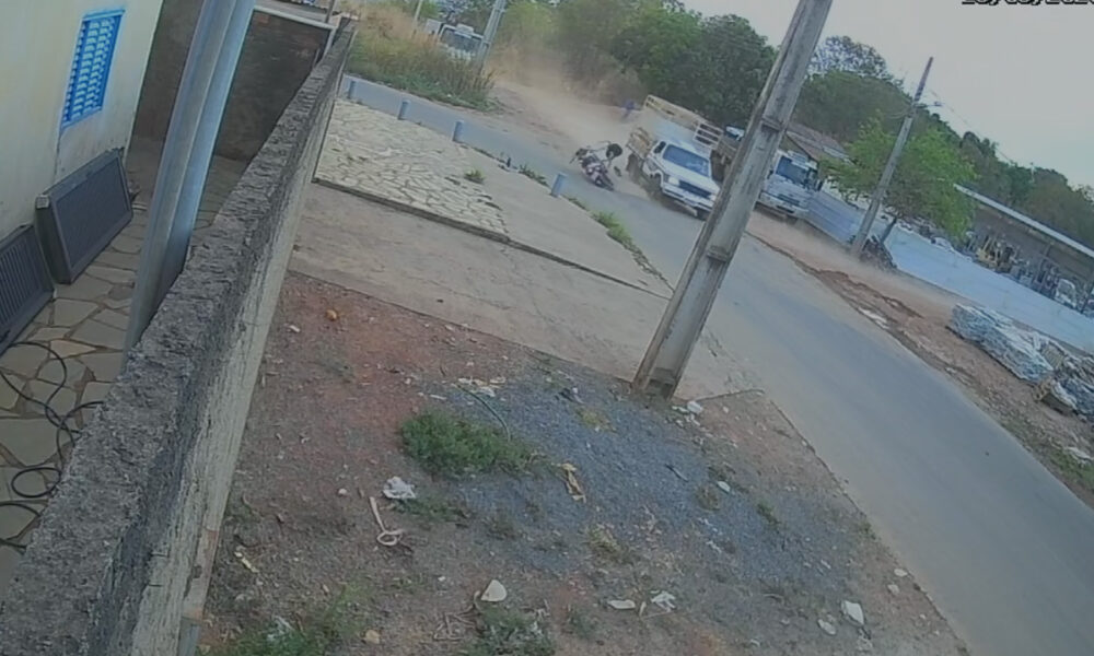 Motociclista ferido após colisão com caminhonete em Piri
