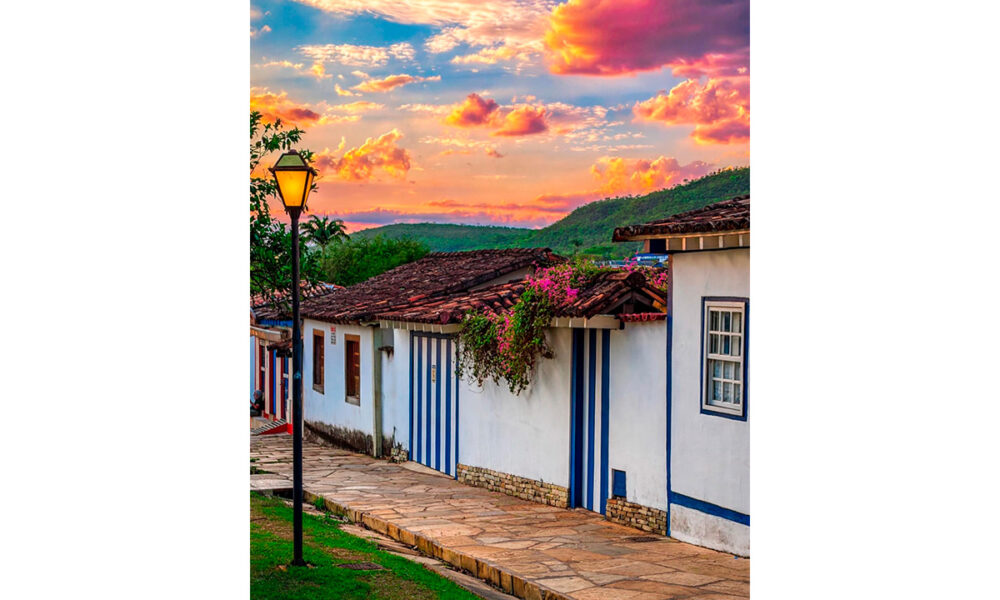 Rua Aurora em Pirenópolis ganha cores no fim de tarde