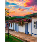 Rua Aurora em Pirenópolis ganha cores no fim de tarde