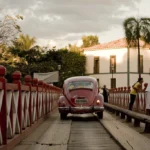 Um Fusca, a Ponte do Carmo e as memórias de Pirenópolis