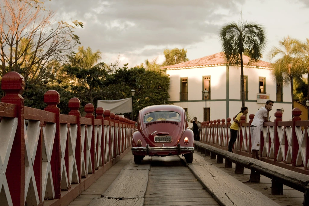 Um Fusca, a Ponte do Carmo e as memórias de Pirenópolis