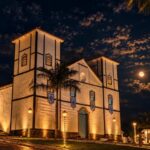 Igreja Matriz de Pirenópolis brilha sob a luz da Lua
