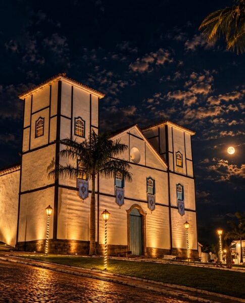 Igreja Matriz de Pirenópolis brilha sob a luz da Lua