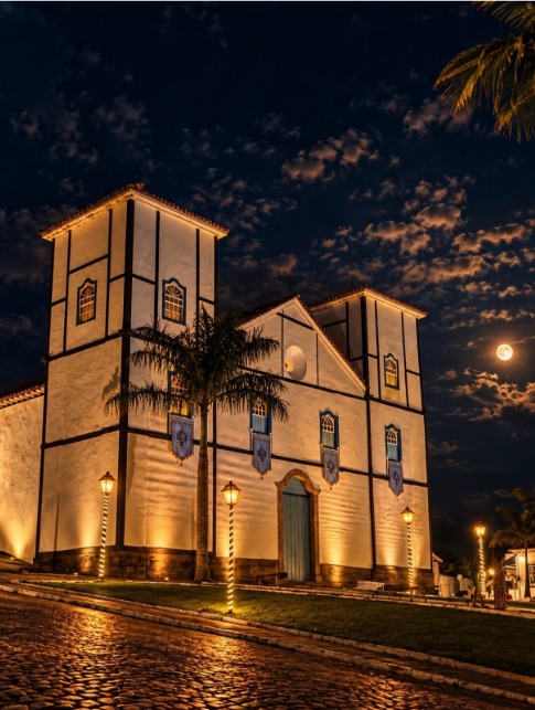 Igreja Matriz de Pirenópolis brilha sob a luz da Lua