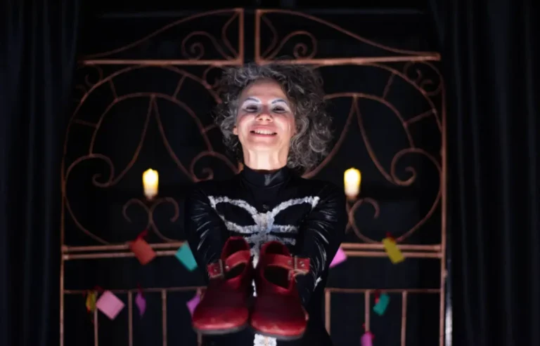 Lia Motta interpreta a morte na pele de uma palhaca em Enfim
