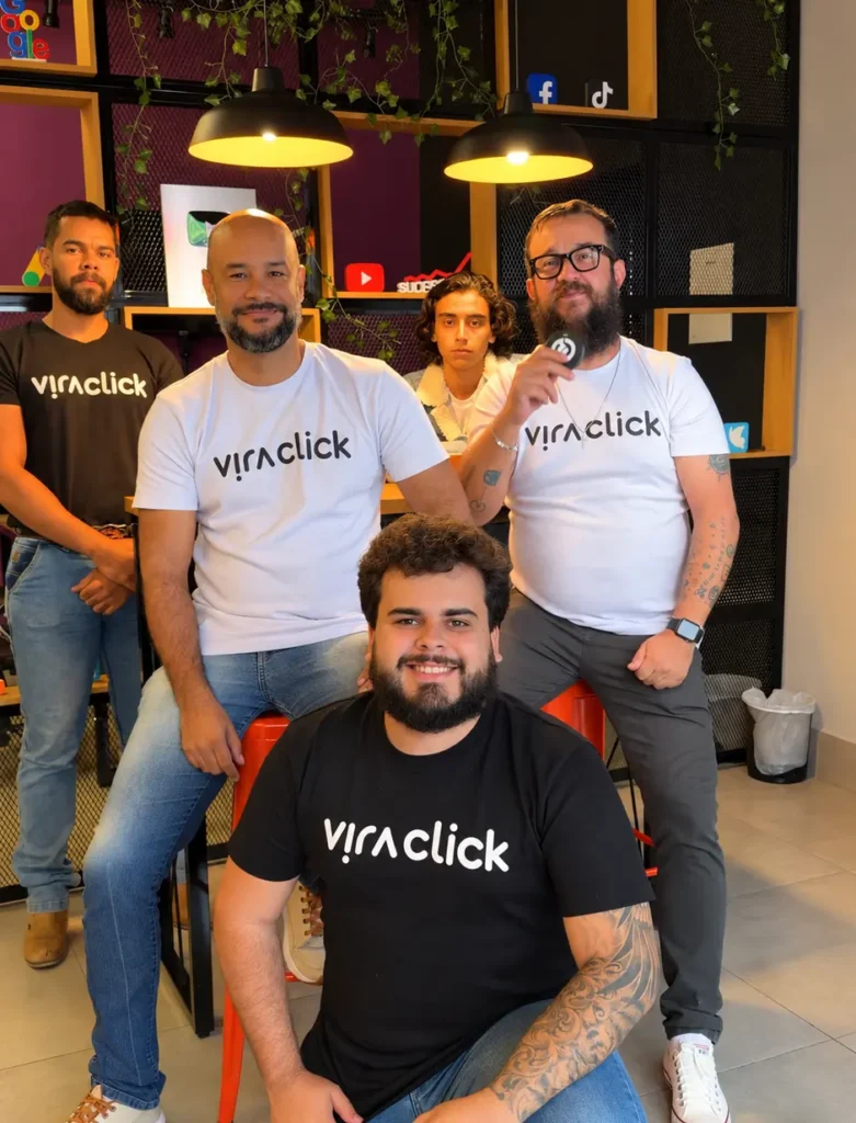 Junior Vilela amplia atuação nas eleições de 2026 e aposta em estratégia digital para campanhas políticas Parte da equipe da Viraclick | Foto: Victor Martins/Viraclick