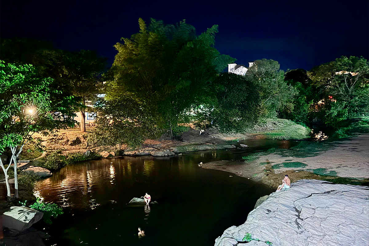 Rio das Almas em Pirenópolis: um domingo à noite à beira d’água
