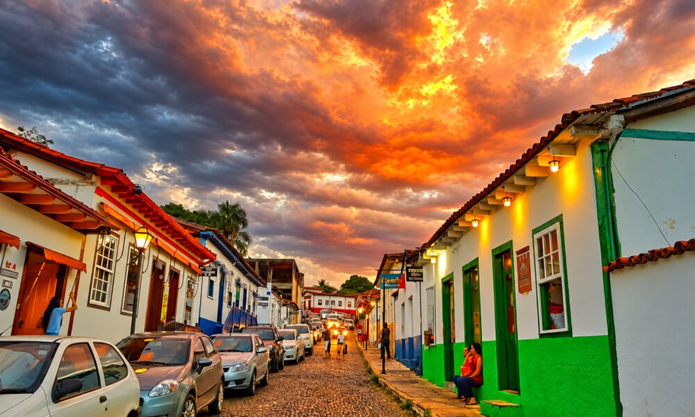 Rua colonial de Pirenópolis ganha ainda mais encanto sob um céu de tirar o fôlego