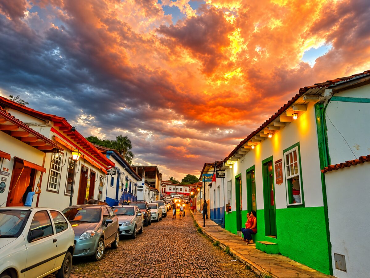 Rua colonial de Pirenópolis ganha ainda mais encanto sob um céu de tirar o fôlego