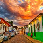 Pirenópolis, um espetáculo que acontece até no céu! Rua colonial de Pirenópolis ganha ainda mais encanto sob um céu de tirar o fôlego