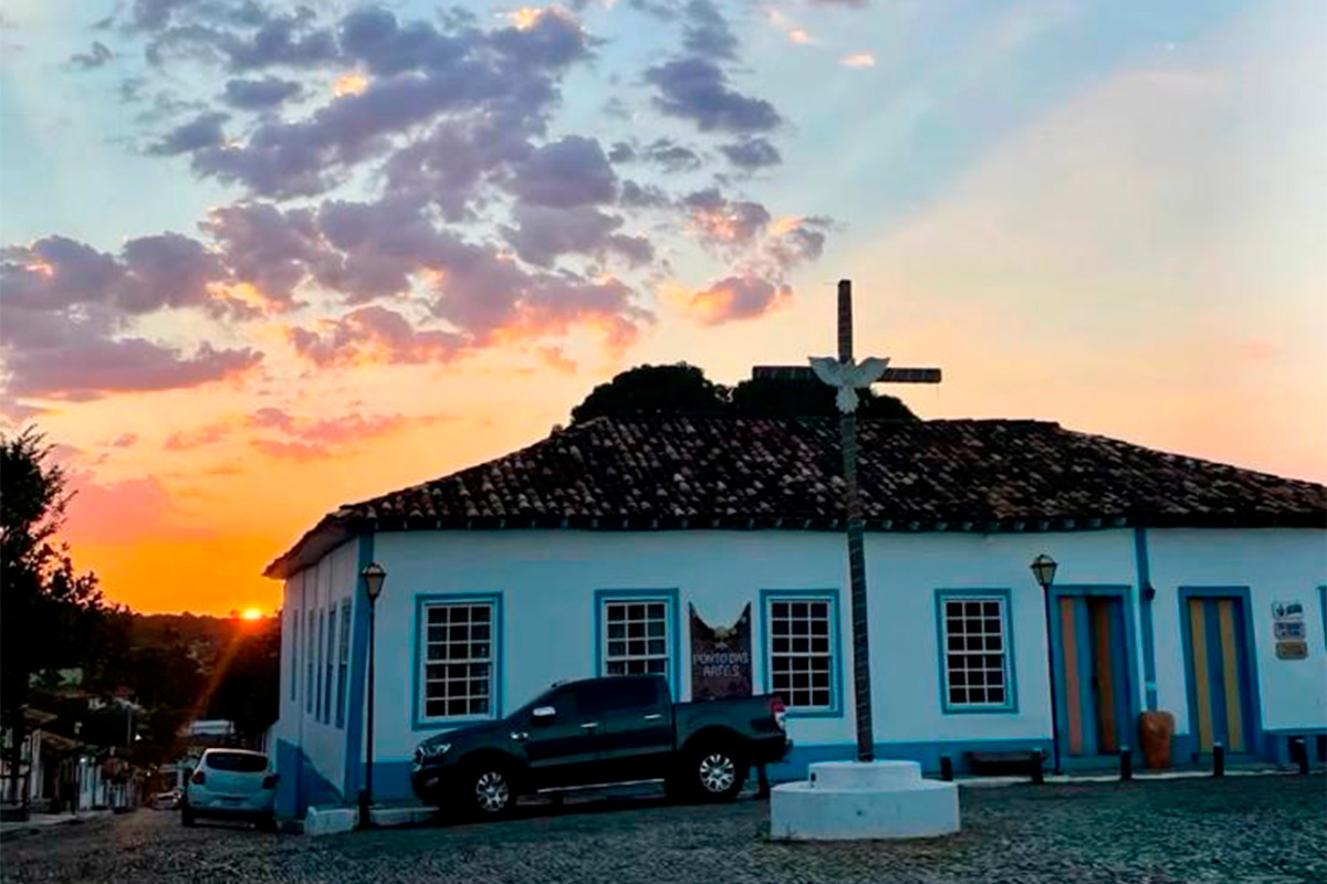 Rua da Cruz em Pirenópolis ganha cores no fim da tarde