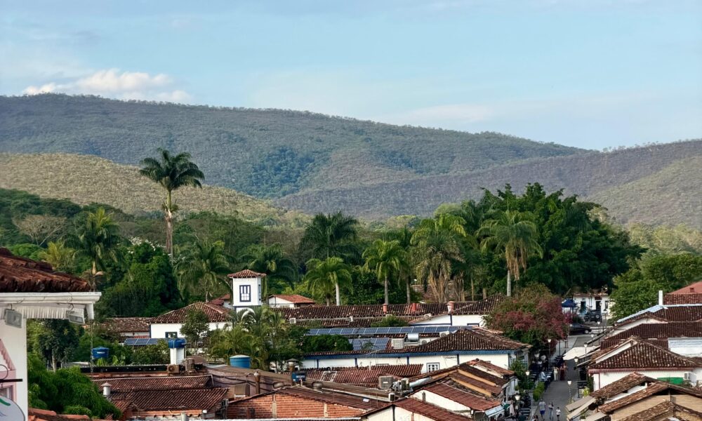 Centro Histórico de Pirenópolis: telhados, ruas e montanhas Pirenópolis, Centro Histórico de Pirenópolis, patrimônio histórico, arquitetura colonial, Rua do Lazer, Rua do Rosário, Serra dos Pireneus, turismo em Pirenópolis, Goiás, casario colonial