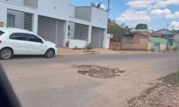 “Ruim de sela”: morador cobra prefeito sobre buraco em rua de Piri “Ruim de sela”: morador cobra prefeito sobre buraco em rua de Piri