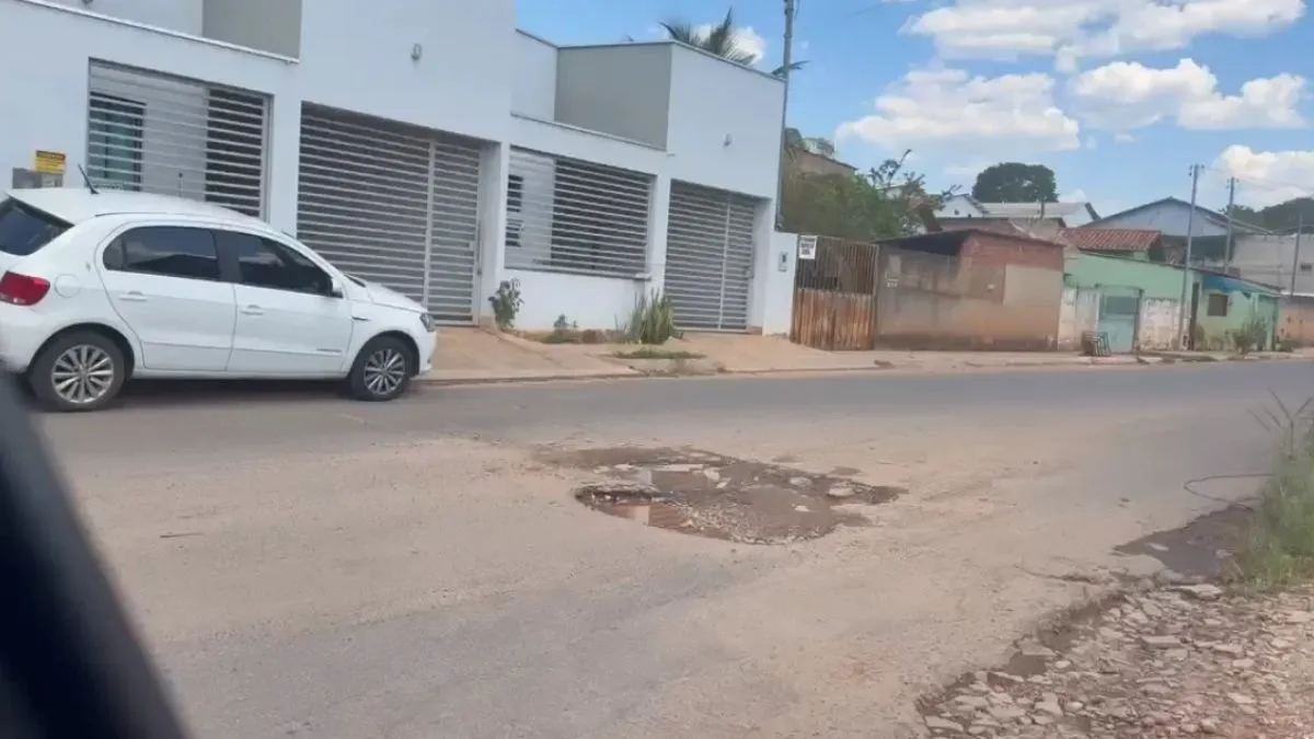 “Ruim de sela”: morador cobra prefeito sobre buraco em rua de Piri