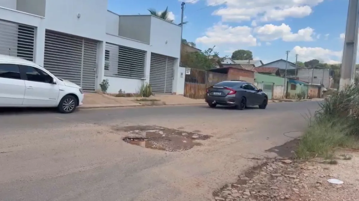 “Ruim de sela”: morador cobra prefeito sobre buraco em rua de Piri Quando um buraco permanece aberto, motoristas podem precisar reduzir bruscamente a velocidade ou desviar para evitar danos aos veículos.