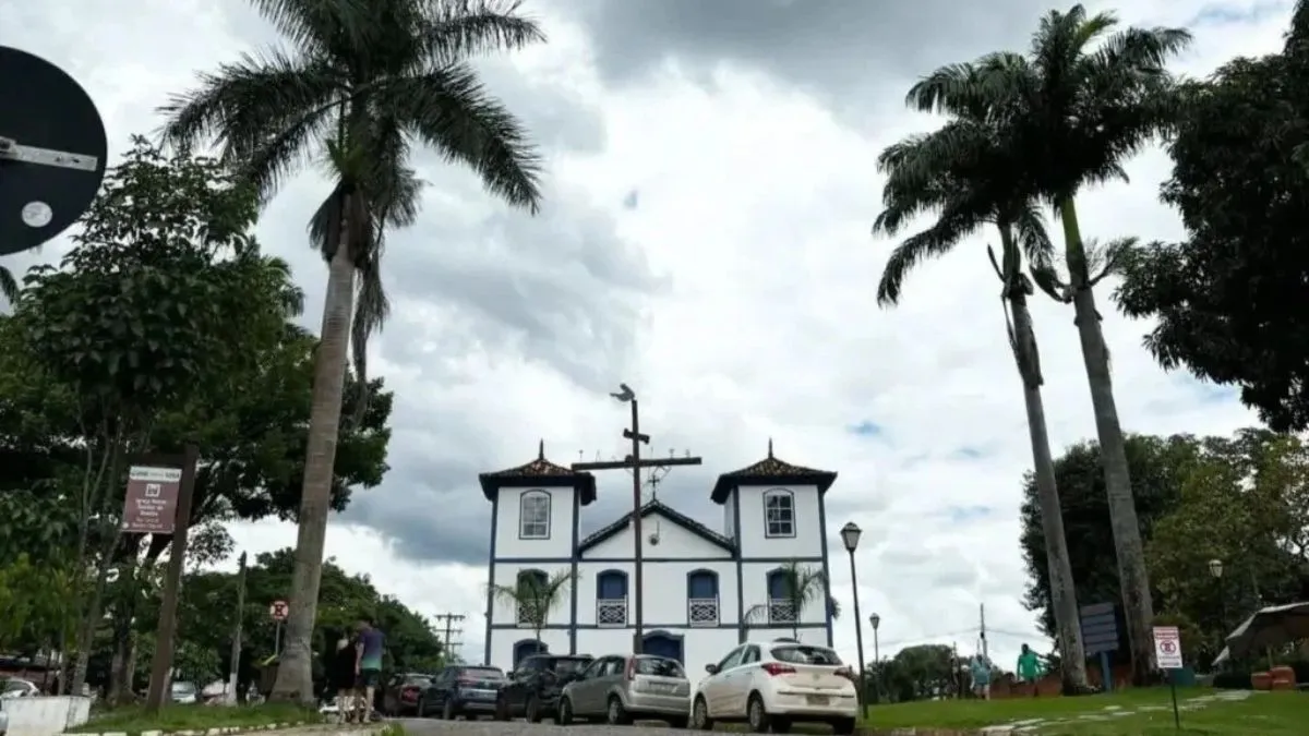 No vídeo, Sophia Attie fala diretamente com quem pretende visitar Pirenópolis e recomenda atenção aos canais utilizados para contratar hospedagem.