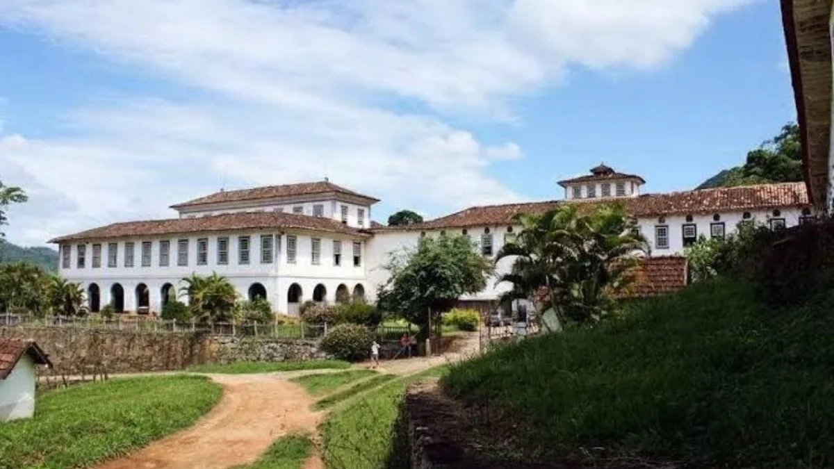 5 lendas de Pirenópolis para conhecer neste Halloween A chamada Casa das 365 Janelas aparece em narrativas relacionadas ao comendador Joaquim Alves de Oliveira, personagem histórico da região.