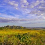 Morro do Cabeludo se destaca na paisagem dos Pireneus Morro do Cabeludo se destaca na paisagem dos Pireneus