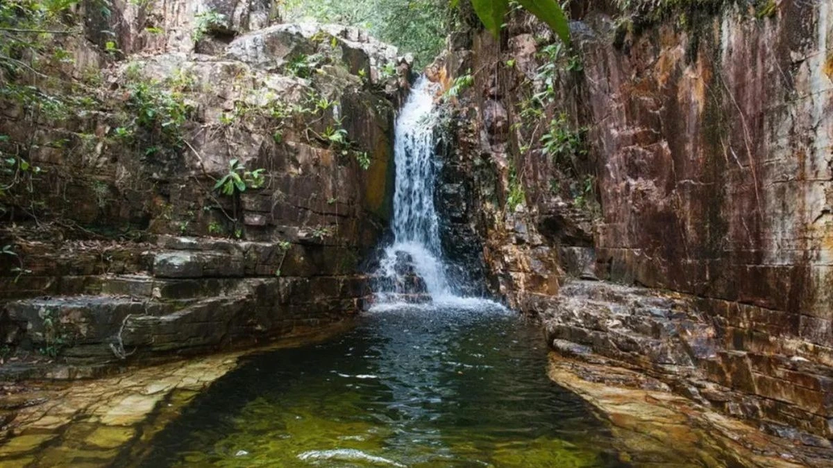 A Cachoeira dos Dragões impressiona com seu cânion rochoso, poço natural e águas verdes, símbolo do ecoturismo em Pirenópolis.